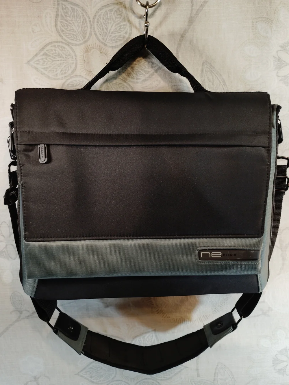 Ne Belkin Black and Gray Laptop Messenger Bag